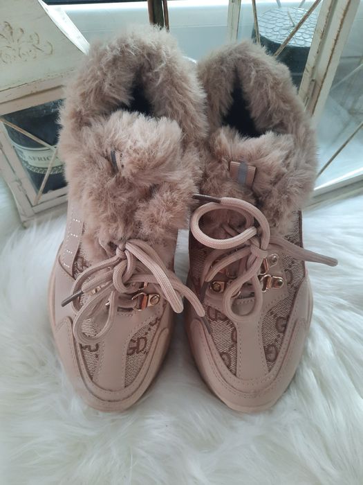 Obuwie damskie.                                                      .