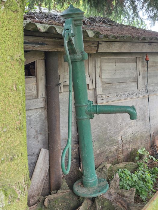 Żeliwna pompa ogrodowa