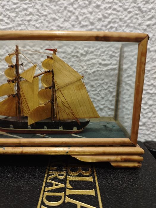 Miniatura de barco artesanal