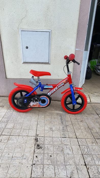 Vários brinquedos e peluches para crianças