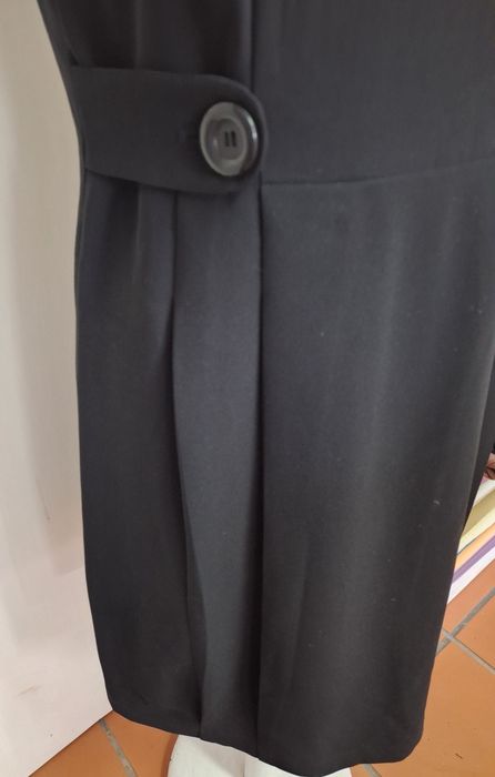 Vestido pequeno cor preto.