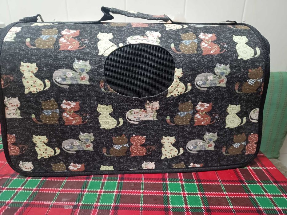 Transportadora prática e desmontável para gatos com um design de gatinhos