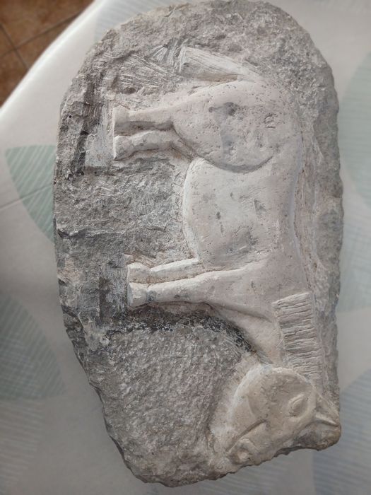 Escultura de cavalo em pedra