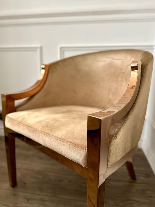 Elegancki fotel w stylu modern classic miedziane
