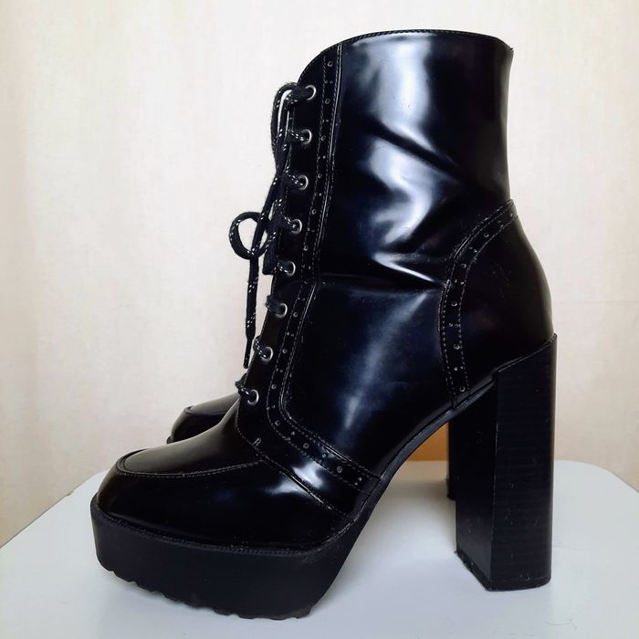 Botas plataforma e atacadores