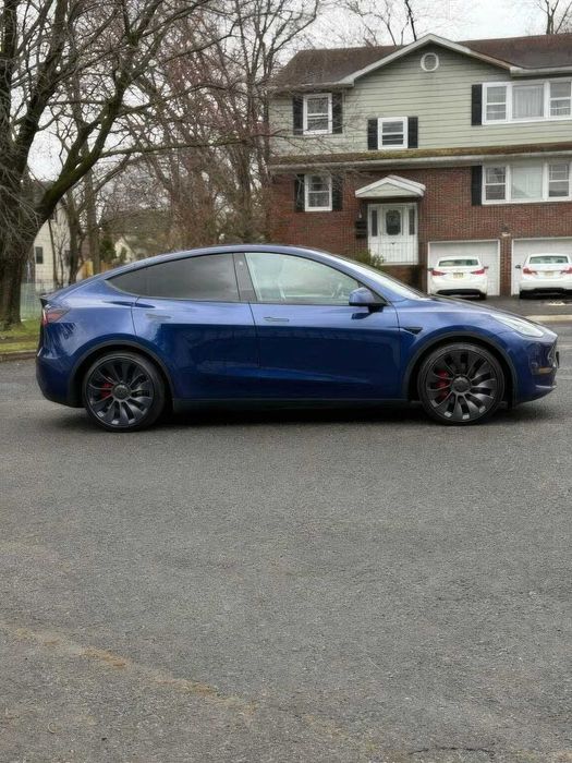 Tesla Model Y      2023