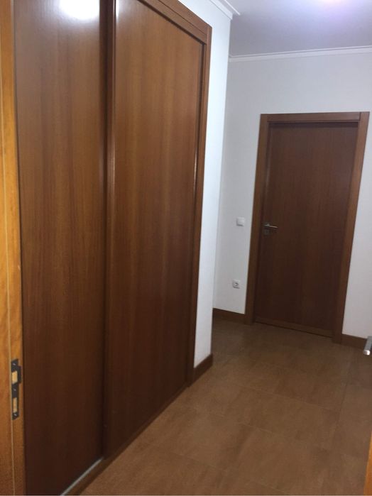 Quarto duplo alugar 250€ por cama tudo incluido .