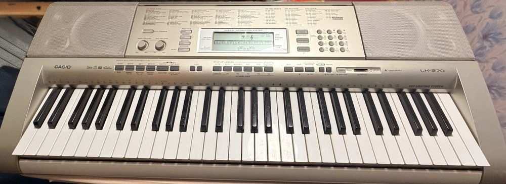 Продам синтезатор Casio LK-270 з мікрофоном і стійкою під синтезатор !