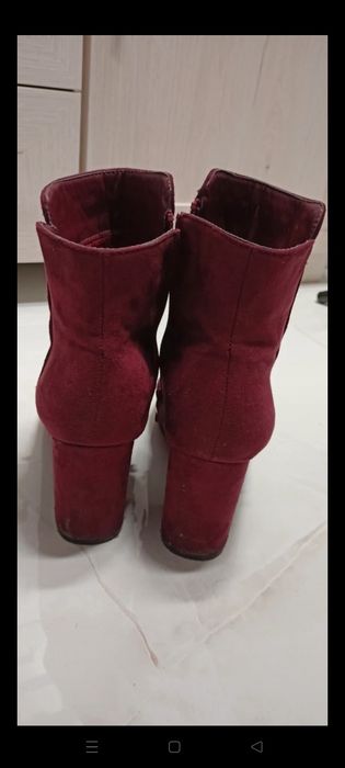Bordowe botki z ćwiekami