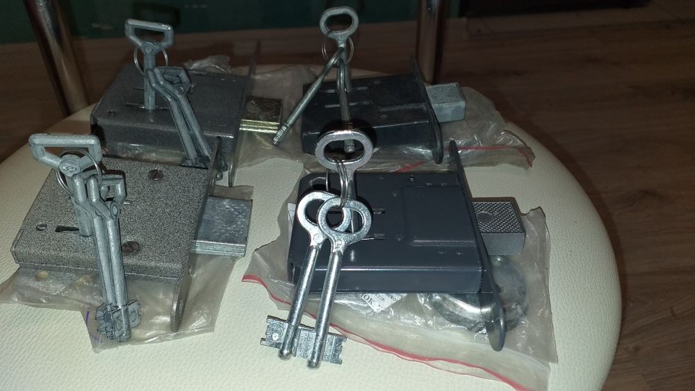 Продам врезные замки с длинным ключом.