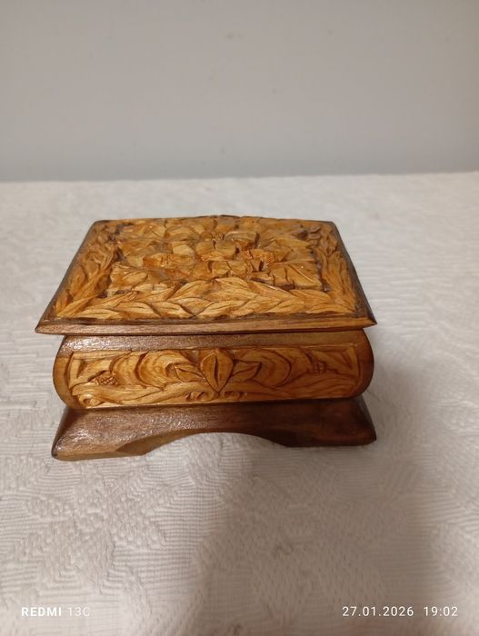 Шкатулки резные. Дерево