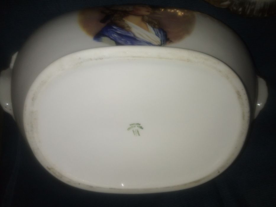 Fantástica terrina dourada com damas em porcelana Vista Alegre