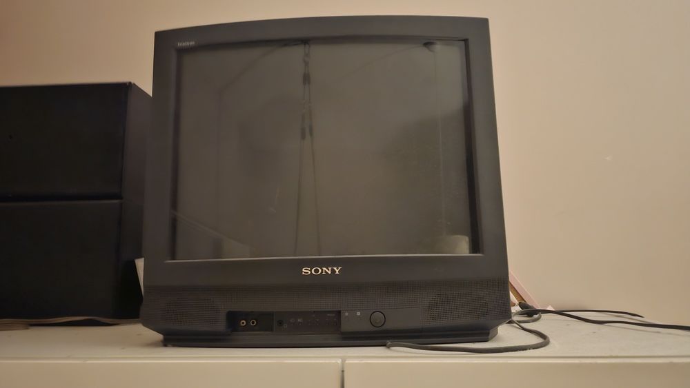 Sony Trinitron KV-21T3K z pilotem. 21 cali CRT.
