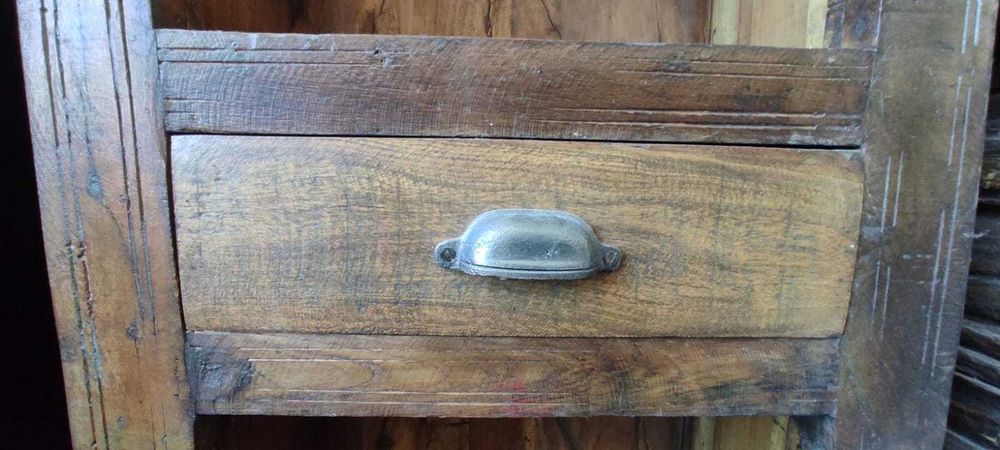 Estante alta c/ gaveta. Madeira maciça, rústica, trabalhada (novo)