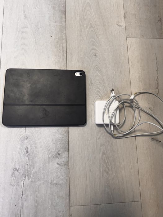 iPad Pro 11” 2018 + Klawiatura + Etui + Ładowarka