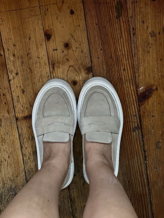 Бежеві замшеві лофери