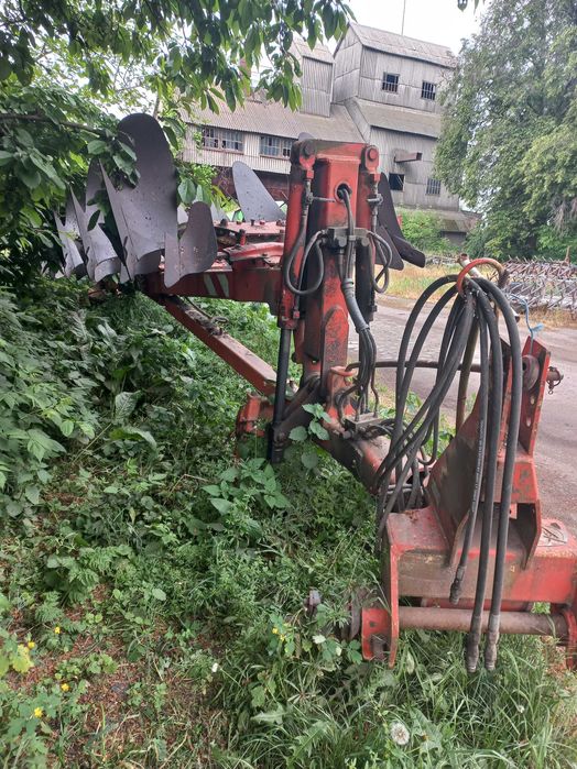 Плуг 8-корпусний KUHN