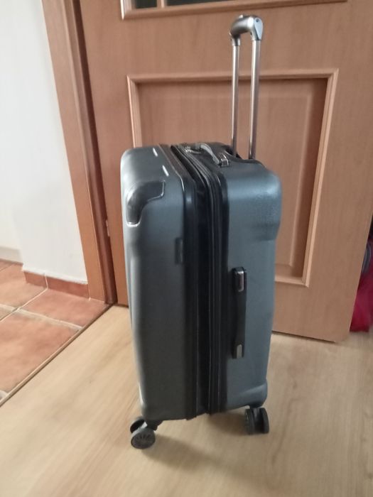 walizka na czterech kółkach.