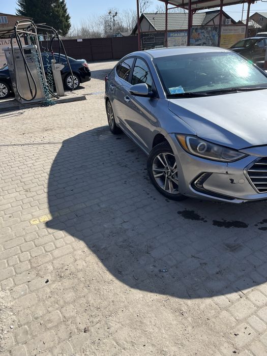 автомобіль Hyundai Elantra  2016 року