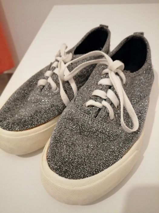 Sapatilhas com brilho da BERSHKA