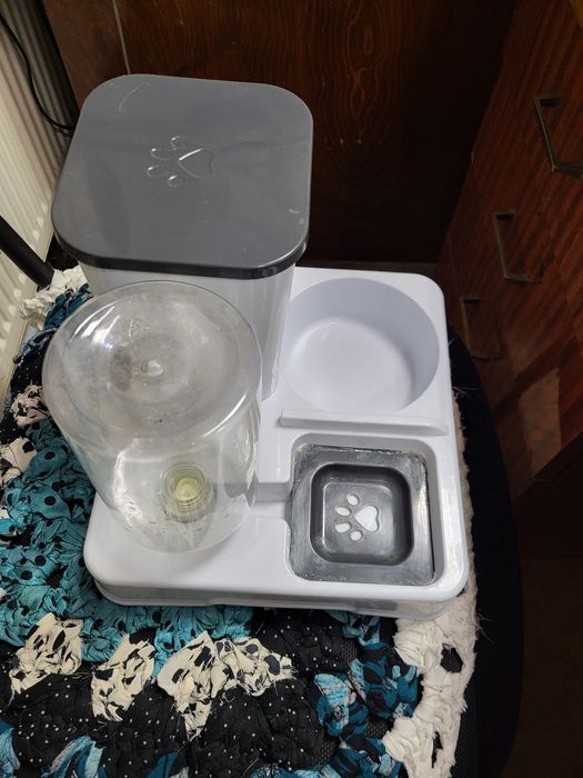 Автоматическая кормушка для котів і собак