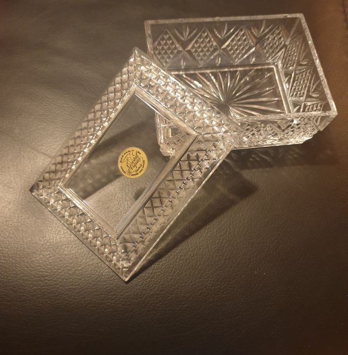 Bota e antiga caixa cristal D'Arques guarda jóias