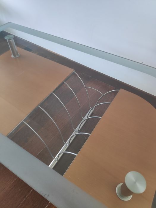 Mesa de centro com tampo de vidro.