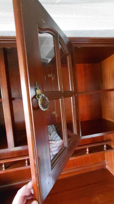 Louceiro em madeira com portas com vidro, gavetas e armários em baixo