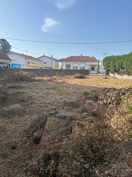 Terreno urbano para construcao 2 Moradias  Maia