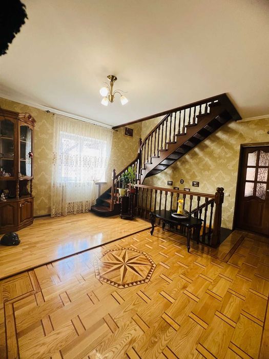 Продам двох поверховий будинок у Луці Мелешківській