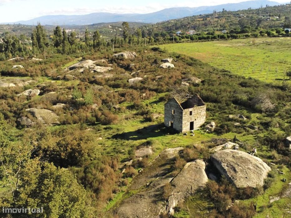 Quinta com Ruina, terreno 5,75Ha, a confrontar com ribeiro
