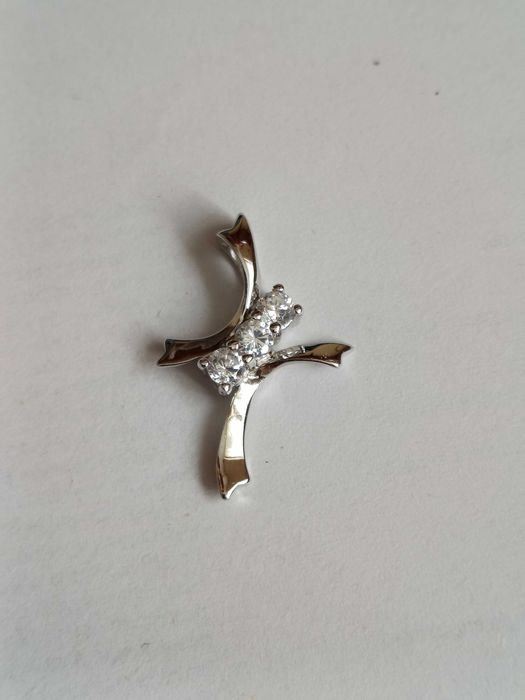 Delikatny krzyżyk z cyrkoniami Sterling Silver 925 Rodowany