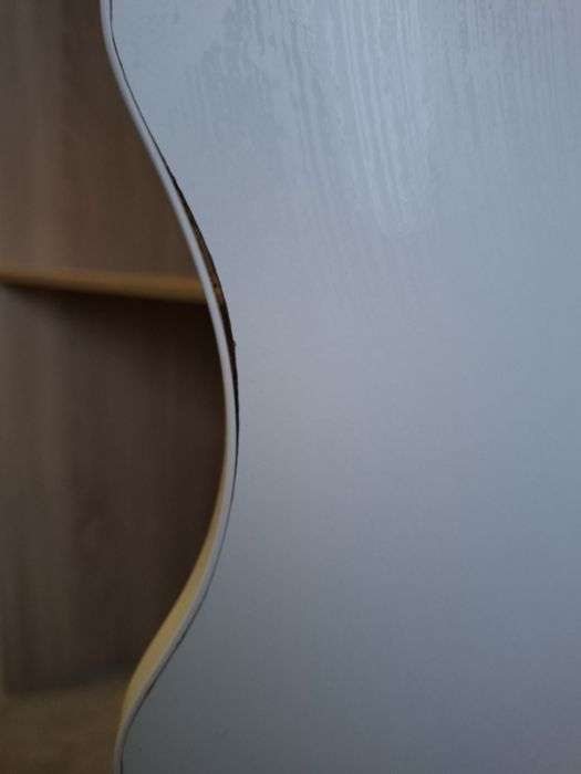 Двох ярусне ліжко, зі столом внизу.