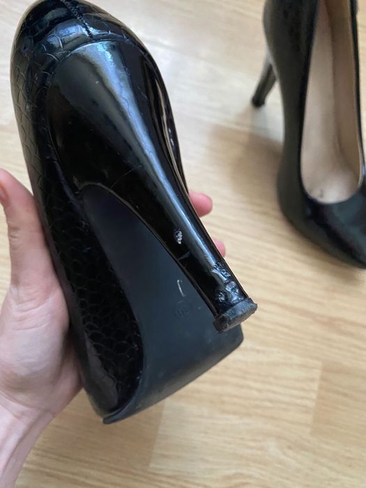 Czarne eleganckie buty na obcasie - lakierowane  - rozmiar 39