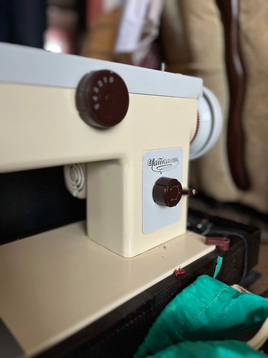 Швейна машина Чайка 142М з електроприводом та футляром-чемоданом