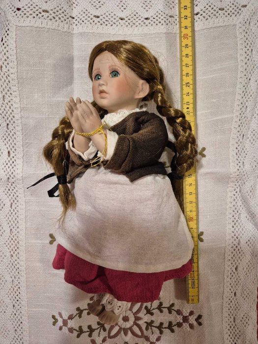 колекційна порцелянова лялька