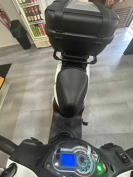 SYM Symphony Cargo 125 – Moto de Entregas Caixa + Capacete | Como Nova