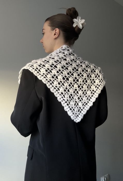 Ręcznie robiona chusta na szydełku