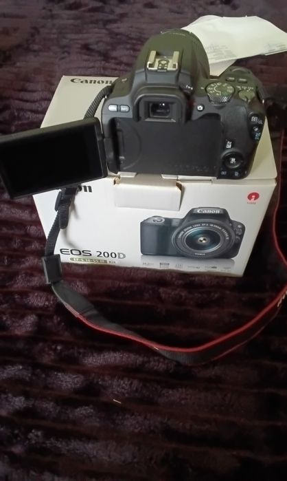 Продам Canon EOS 200 D