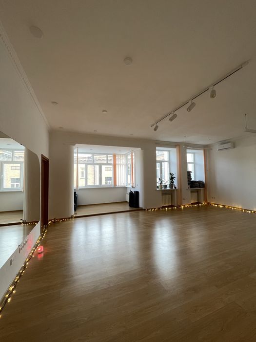 3 хв від метро Оренда світла студія зал погодинно центр йога танці