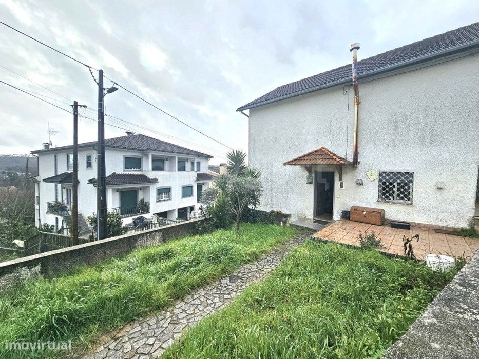 Moradia T3 isolada com espaço exterior, localizada no Sátão