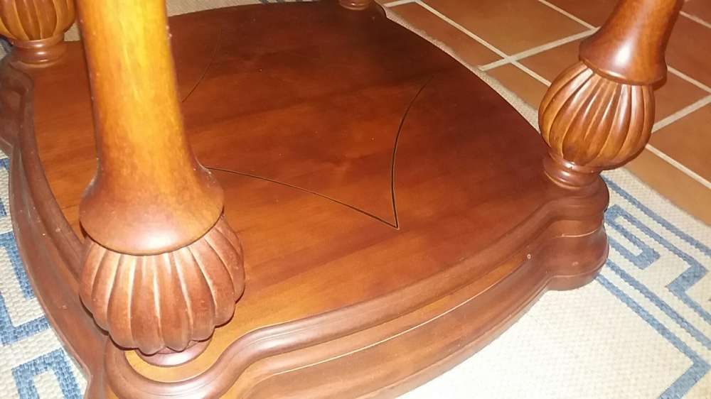 Mesa de centro em madeira maciça, com vidro