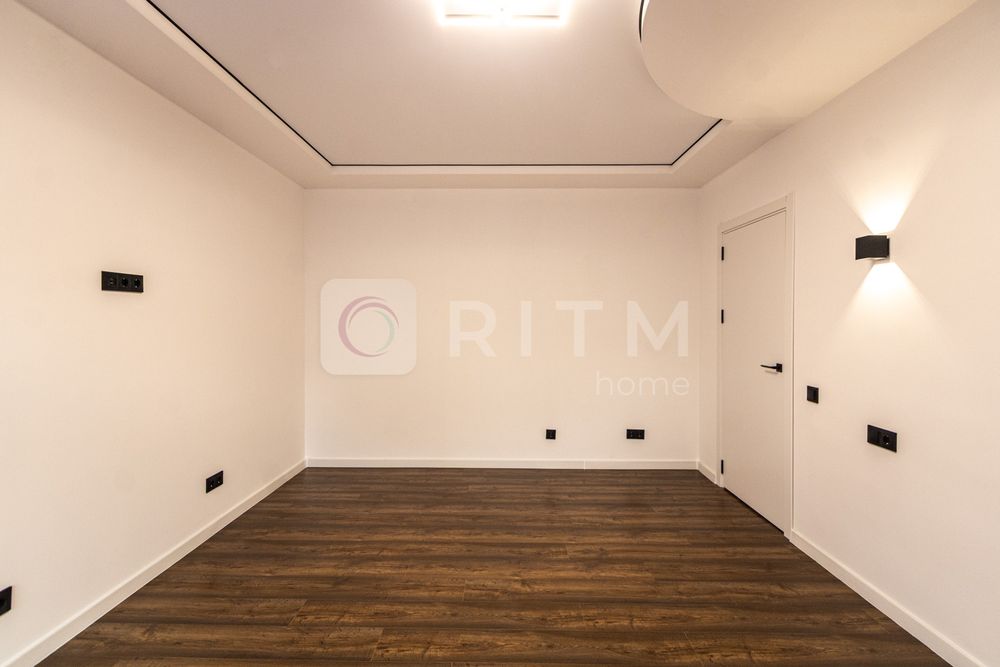 Продається простора 2-к. кв. з ремонтом  біля озера.