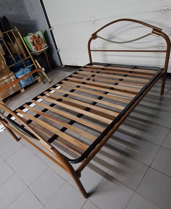 Cama com colchão e estrado