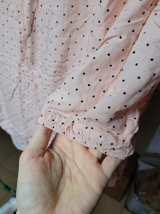 Różowa koszula w czarne kropki