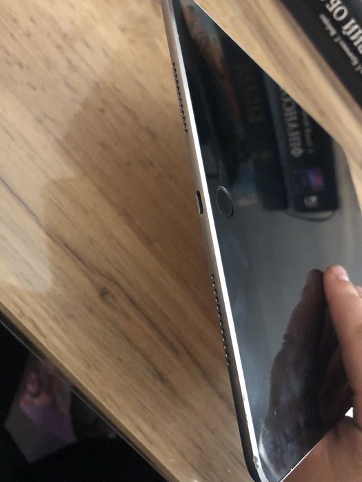 Ipad pro 9.7 дюймів в хорошому стані  8/10