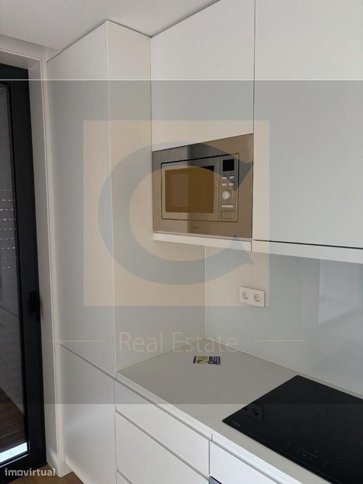 Apartamento Novo com Varanda e Garagem junto ao Hospital de São João –