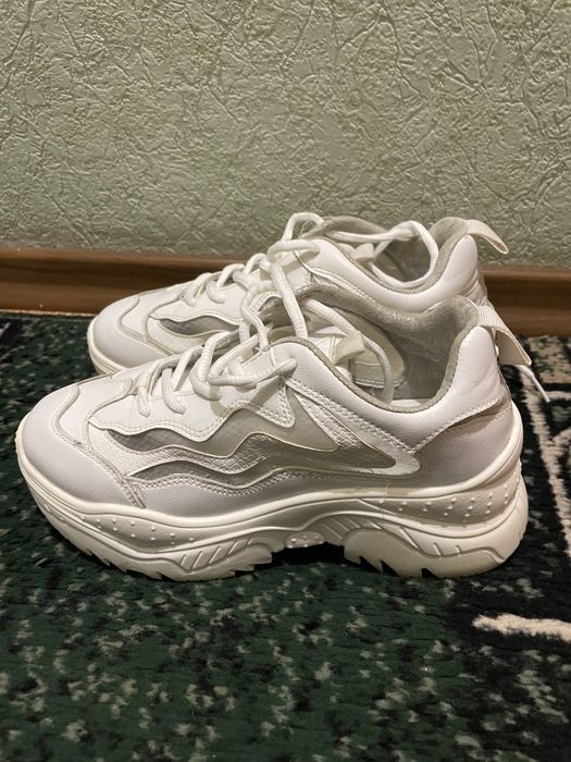 Белые кроссовки