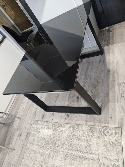 Duży stół szklany rozkładany na stalowych nogach