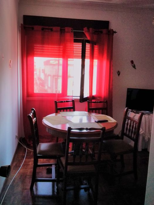 Quarto mobilado no centro.